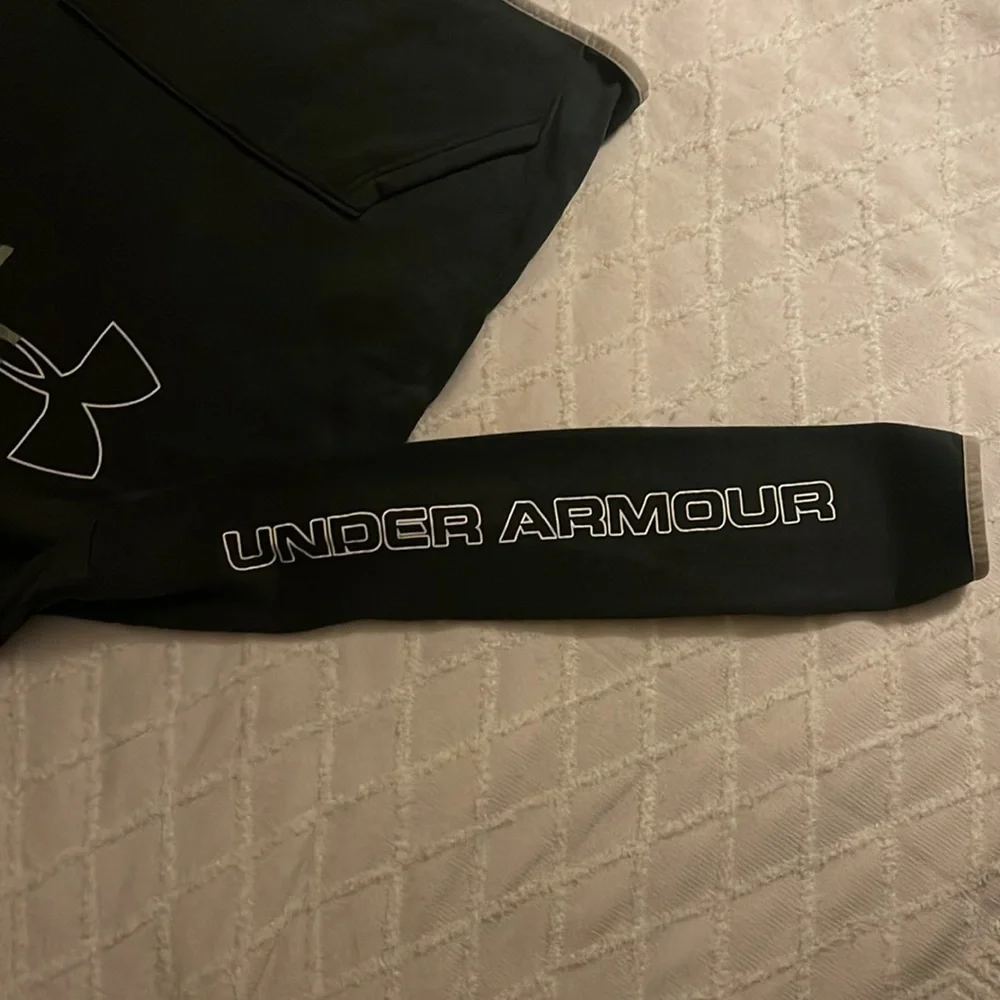 Under Armour Dark Gray hooded sweatshirt. Youth XL. Excellent condition
